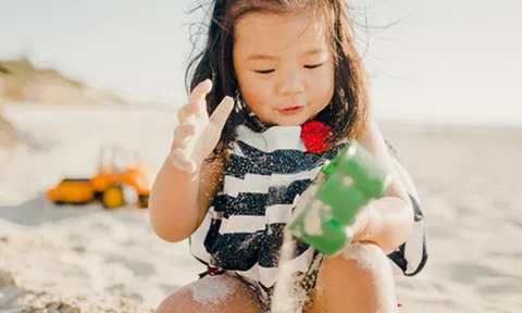 Trẻ em có cần dùng kem chống nắng? Những thời điểm nhất định phải thoa kem chống nắng cho trẻ 