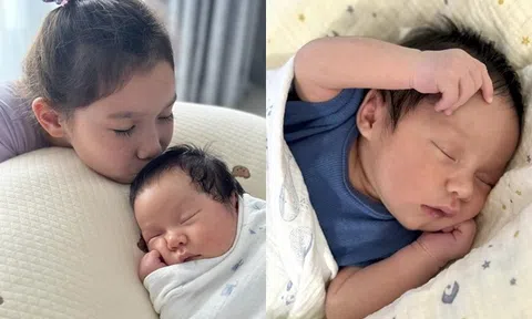 Siêu mẫu Hà Anh "chặt chém" ngày nào giờ người và áo toàn mùi sữa trớ, khoe con trai lai có nụ cười lãng tử