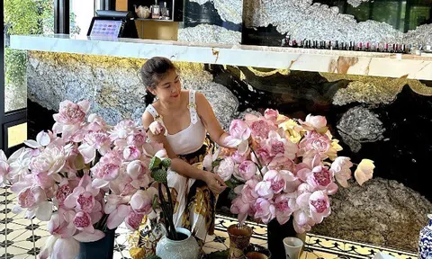 Vợ cũ Phước Sang cắm loài sen độc lạ khắp cơ ngơi, phải xoa xoa vỗ vỗ hoa mới chịu nở