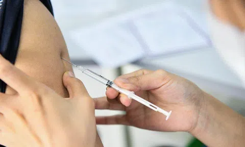 Người dân đổ xô đi tiêm vắc xin bạch hầu khi có ca mắc và tử vong, Bộ Y tế khuyến cáo gì?