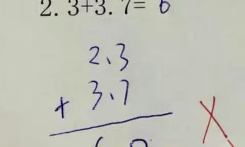 Con làm toán 2,3 + 3,7 = 6 bị gạch sai, mẹ ấm ức đi kiện thì muối mặt nghe cô giáo giải thích