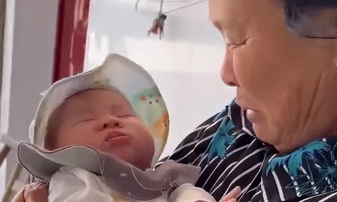 Con sơ sinh ngủ ngon khi ở cạnh bà, mẹ thấy bất thường đưa đi khám thì bác sĩ mắng "té tát"