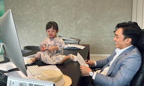 Cường Đô La dẫn "bồ nhí" đi kiếm cơm: Ngồi chễm chệ lên bàn làm việc, bị mẹ vợ "bóc phốt"