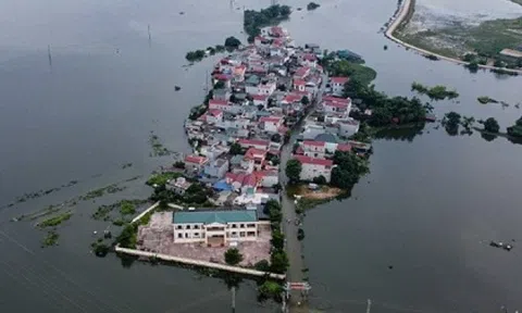 Làng xóm ngoại thành Hà Nội thành 'ốc đảo', người dân nấu cơm trên biển nước