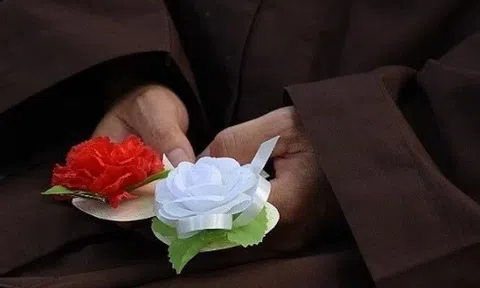 Không con không cái Vu Lan này chờ ai “cài hoa”?