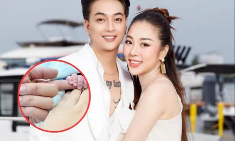 TiTi (HKT) hạnh phúc báo tin vợ kém 4 tuổi "vỡ chum" thành công, "bé rồng" mới chào đời đã khoe bàn tay cực xinh