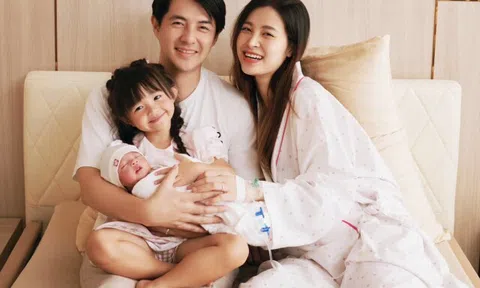 Đông Nhi sinh con gái thứ 2 cho Ông Cao Thắng, bé Hannie vừa chào đời đã lộ rõ mặt