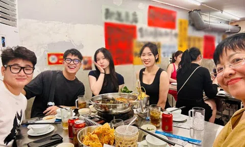 Con trai NSND Công Lý sợ mẹ chủ tịch ở nhà bơ vơ một mình, quyết đưa Thảo Vân đi chơi cùng hội bạn