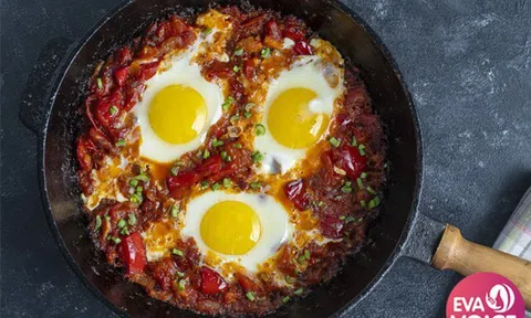 Shakshuka: Bữa sáng hoàn hảo với trứng tan chảy trong sốt cà chua cay nồng