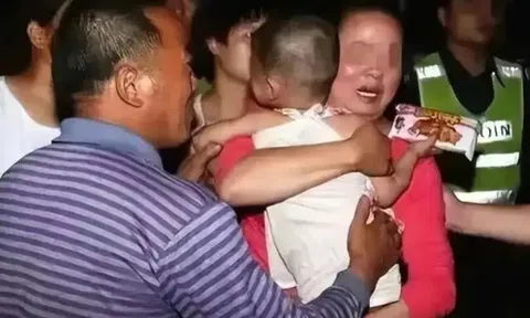 Đi ăn hàng cùng mẹ, bé gái cố tình làm gãy chiếc thìa, ông chủ lập tức báo cảnh sát