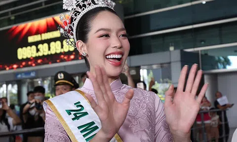 Miss International Thanh Thuỷ về nước, cách chọn trang phục nhận "mưa lời khen"