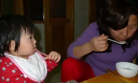 Bà nội thường xé nhỏ thức ăn, xay thành bột vì sợ cháu 6 tuổi nghẹn, BS lắc đầu: Hệ quả quá nặng!