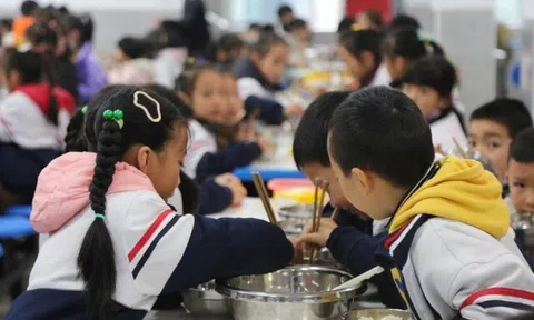 Nộp 5 triệu/tháng tiền ăn trưa, 76 học sinh tiểu học gặp vấn đề về sức khỏe, loạt phụ huynh đến trường kiện