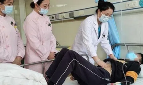 Bé gái 12 tuổi nhập viện vì đau bụng, bác sĩ kiểm tra sợ hãi đến mức lập tức gọi cảnh sát