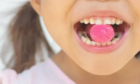 Không phải ăn kẹo, mảng bám mới chính là “thủ phạm” gây sâu răng sữa ở trẻ