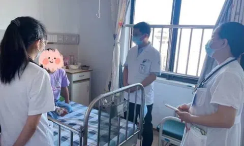 Bé gái 9 tuổi đi học về bỗng đứng không được, người mẹ sốc nặng khi nghe bác sĩ kết luận