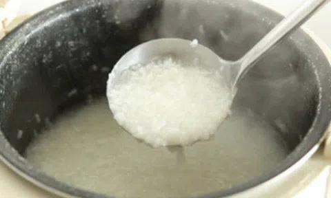 Cố tình không tắt cuộc gọi, tôi nghe được lời nói gây sốc của mẹ chồng sau vụ bà đãi 6 người một nồi cháo ăn cả ngày