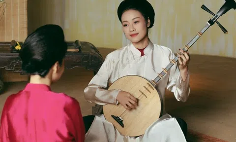 MC Phí Linh lần đầu chơi đàn nguyệt, hoá thân thành nàng tố nữ ngày xuân cùng MC Hồng Nhung