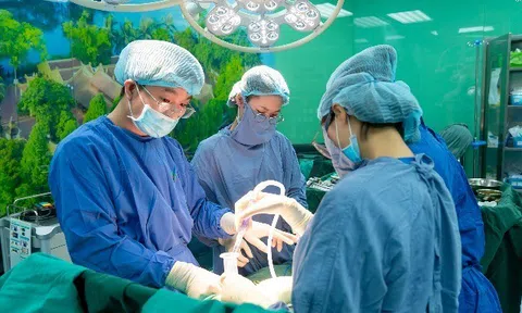 Bệnh viện Hồng Ngọc phẫu thuật nội soi thành công khối u “khổng lồ” hơn 1kg