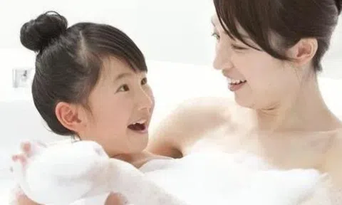 "Sao mẹ lại mọc tóc ở dưới đó vậy?" và câu trả lời của người mẹ khiến ai cũng thán phục