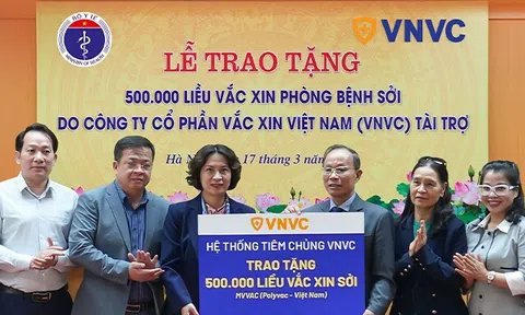 Hệ thống tiêm chủng VNVC tặng Bộ Y tế nửa triệu liều vắc xin sởi chống dịch