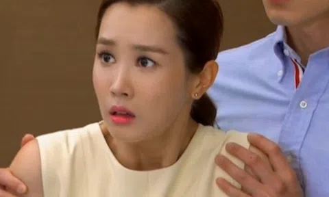 Mẹ chồng ngủ một mình nhưng luôn nói "Đêm nào cũng có người kéo chăn", tôi bí mật xem camera thì òa khóc