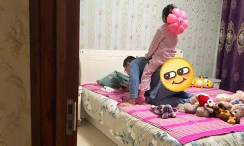 Bà nội gửi ảnh chồng chăm con gái, vợ xúc động khi nhìn thấy thứ anh đang cầm trên tay