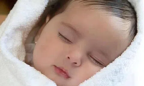 Bé sơ sinh chào đời da trắng hồng xinh như thiên thần, 2 năm sau mẹ nghi ngờ không phải con ruột