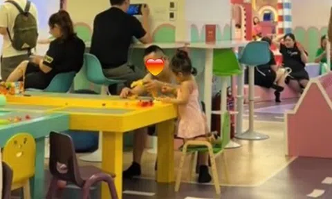 Khung cảnh trái ngược ở khu vui chơi trẻ em trong trung tâm thương mại ngày nghỉ lễ