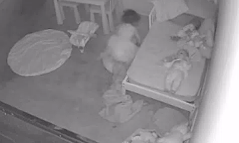 Con gái ở dưới gầm giường lúc nửa đêm, bố xem camera thấy cảnh tượng hãi hùng xảy ra trước đó