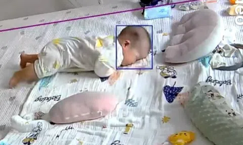 Bé sơ sinh nằm một mình trong phòng ngủ, camera ghi lại cảnh tượng khiến người xem rơi nước mắt