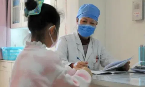 Con gái 6 tuổi kêu đau vùng dưới, bố mẹ sửng sốt khi nghe bác sĩ kết luận