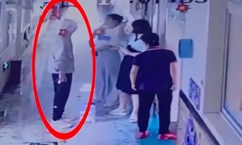 Camera trường học ghi lại cảnh một người đàn ông giả làm ông nội đến đón cháu, cái kết khiến nhiều phụ huynh rùng mình