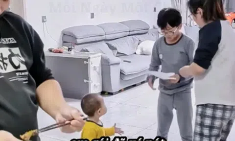 Cậu bé tức giận vì bị em gái xé nát bài kiểm tra, mẹ ra sức bênh em, hành xử ngược lại của bố đáng học hỏi