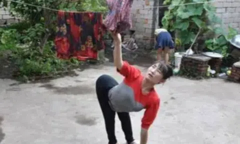 Cãi lời bác sĩ, "cô gái bò" quyết sinh con cùng chồng 50 tuổi, 2 đứa trẻ chào đời ai cũng tò mò