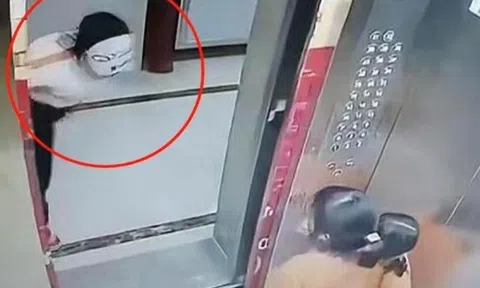 Hai bé gái bị một người phụ nữ đeo mặt nạ đe doạ trong thang máy và cái kết đau lòng