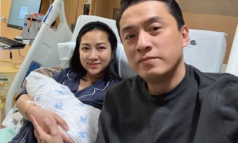 Lam Trường đón con thứ 2 với bà xã kém 17 tuổi, khoe khung cảnh ái nữ quấn quýt bên em trai vừa chào đời