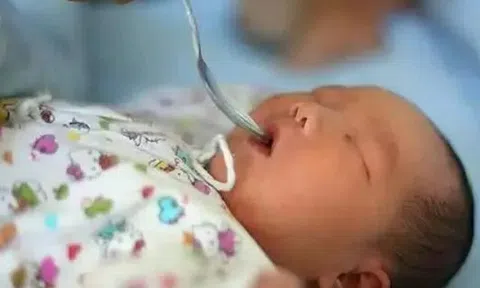 Con chào đời 1 tuần vẫn chưa mở mắt, bố mẹ vội vã đưa đến bệnh viện, bác sĩ bật cười