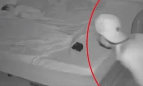 Kẻ trộm thoải mái lấy sạch đồ giá trị khi 3 mẹ con đang say giấc