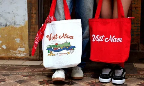 Khi thời trang trở thành “tuyên ngôn” yêu nước