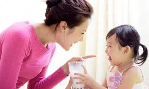Mẹ chỉ bí kíp cực đơn giản giúp con thích uống sữa ít đường, nhưng vẫn tăng cân, phát triển chiều cao