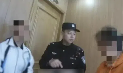 Mẹ và con gái vào nhà hàng gọi 3 món nhưng không đụng đũa suốt 1 giờ, ông chủ âm thầm gọi cảnh sát