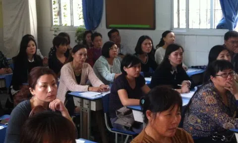 Tôi mất ngủ cả đêm khi bố chồng đi họp phụ huynh về mừng rỡ khoe cháu gái học bạ toàn điểm 10