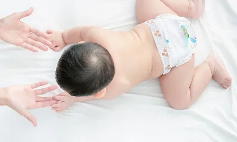 Bé không còn mồ hôi lưng, nhờ mẹ chọn tã quần Bobby Siêu Khô Thoáng