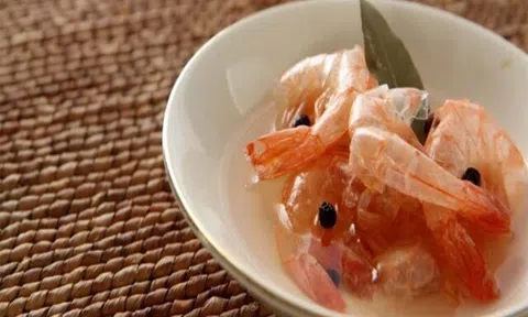 Mẹ chồng nấu cháo tôm cho cháu luôn bỏ thịt, chỉ lấy vỏ, biết lý do tôi sốc không nói nên lời