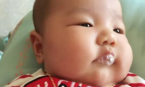 Con 2 tháng tuổi thường xuyên “thổi bong bóng”, mẹ tưởng hành động dễ thương nhưng bác sĩ bắt nhập viện ngay lập tức