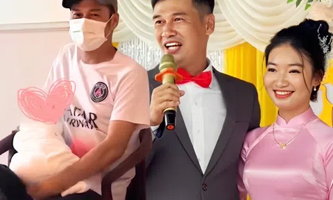 Tiết Cương đón con trai với vợ kém 26 tuổi, U60 loay hoay không thể bế em bé vì lần đầu làm bố