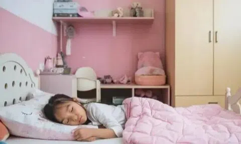 Trẻ ngủ với mẹ và ngủ một mình có sự khác biệt quá rõ rệt về sự phát triển não bộ sau 10 năm