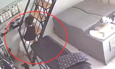 Mẹ Việt ngã từ trên tầng cao xuống đất, gặp nguy hiểm nhưng tay vẫn giữ chặt bảo vệ con