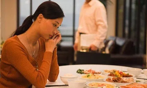 Lần đầu đưa con về quê chồng nghỉ hè, con dâu thấy mẹ chồng đãi cháu cao lương mỹ vị liền tức giận bỏ đi